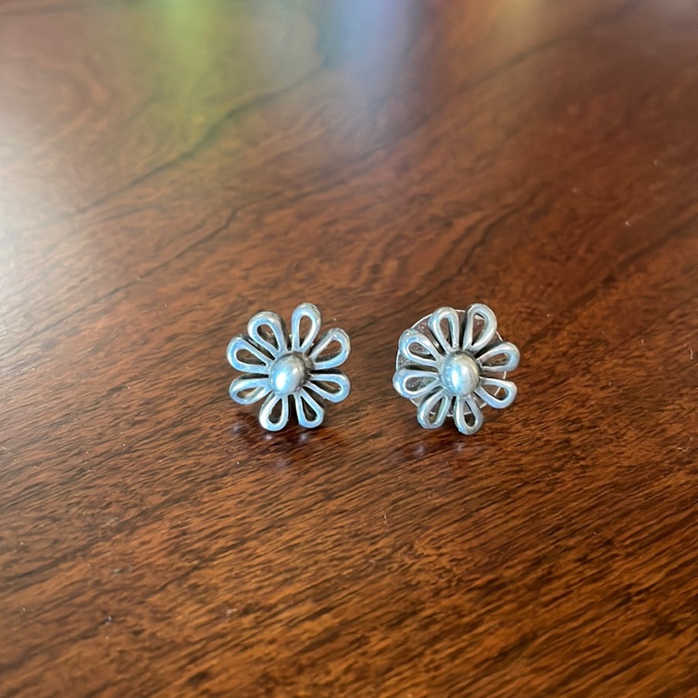 Flower earrings by Dandelion, perfect for Valentine’s Day